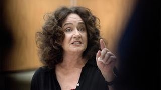 Staatsanwältin Wilhelmine Klemm (Mechthild Großmann) warnt vor voreiligen Schlüssen bei den Ermittlungen. (Foto: WDR/Martin Menke) Staatsanwältin Wilhelmine Klemm (Mechthild Großmann) warnt vor voreiligen Schlüssen bei den Ermittlungen.