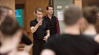 Tanztrainer Andreas Roth (Max von Pufendorf, l) und Vereinspräsident Dr. Winfried Steul (Thomas Heinze, r) haben hohe Erwartungen an ihre Tänzer: In diesem Jahr soll der Aufstieg gelingen. (Foto: WDR/Martin Menke) Tanztrainer Andreas Roth (Max von Pufendorf, l) und Vereinspräsident Dr. Winfried Steul (Thomas Heinze, r) haben hohe Erwartungen an ihre Tänzer: In diesem Jahr soll der Aufstieg gelingen.