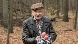 Taxifahrer Herbert Thiel (Claus D. Clausnitzer) macht reiche Beute als er seinen Sohn, Kommissar Thiel, zum Fundort einer Leiche fährt. (Foto: WDR/Martin Menke) Taxifahrer Herbert Thiel (Claus D. Clausnitzer) macht reiche Beute als er seinen Sohn, Kommissar Thiel, zum Fundort einer Leiche fährt.