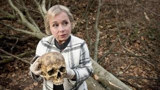 Silke Haller (Christine Urspruch) mit dem Schädel, den Arbeiter im Wolbecker Wald gefunden haben. (Foto: WDR/Martin Menke) Silke Haller (Christine Urspruch) mit dem Schädel, den Arbeiter im Wolbecker Wald gefunden haben.