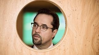 Durchblick in den Tanzsaal: Karl-Friedrich Boerne (Jan Josef Liefers) soll Staatsanwältin Wilhelmine Klemm zum Tango-Kurs begleiten. (Foto: WDR/Martin Menke) Durchblick in den Tanzsaal: Karl-Friedrich Boerne (Jan Josef Liefers) soll Staatsanwältin Wilhelmine Klemm zum Tango-Kurs begleiten.
