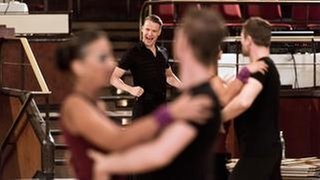 Mehr Ausdruck bitte! Tanztrainer Andreas Roth (Max von Pufendorf, Mitte hinten) treibt die Gruppe an. (Foto: WDR/Martin Menke) Mehr Ausdruck bitte! Tanztrainer Andreas Roth (Max von Pufendorf, Mitte hinten) treibt die Gruppe an.