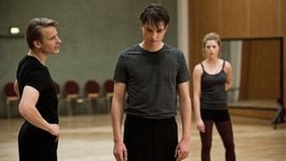 Tanztrainer Andreas Roth (Max von Pufendorf, l) fordert volle Konzentration von seinen Tänzern Jonas Körner (Gordon Kämmerer, M) und Marie Ade (Mersiha Husagic, r). (Foto: WDR/Martin Menke) Tanztrainer Andreas Roth (Max von Pufendorf, l) fordert volle Konzentration von seinen Tänzern Jonas Körner (Gordon Kämmerer, M) und Marie Ade (Mersiha Husagic, r).
