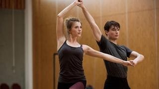 Einzel-Unterricht für das Tanzpaar Marie Ade (Mersiha Husagic, l) und Jonas Körner (Gordon Kämmerer, r). (Foto: WDR/Martin Menke) Einzel-Unterricht für das Tanzpaar Marie Ade (Mersiha Husagic, l) und Jonas Körner (Gordon Kämmerer, r).
