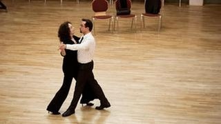Der erste Tango im Münster für das Tanzpaar Wilhelmine Klemm (Mechthild Großmann, l) und Karl-Friedrich Boerne (Jan Josef Liefers, r). (Foto: WDR/Martin Menke) Der erste Tango im Münster für das Tanzpaar Wilhelmine Klemm (Mechthild Großmann, l) und Karl-Friedrich Boerne (Jan Josef Liefers, r).