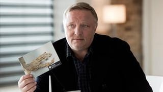 Kommissar Frank Thiel (Axel Prahl) hat neue Infos zu dem Skelett, das im Wald gefunden wurde: Die Form des Fußes zeigt eine auffällige Verformung. (Foto: WDR/Martin Menke) Kommissar Frank Thiel (Axel Prahl) hat neue Infos zu dem Skelett, das im Wald gefunden wurde: Die Form des Fußes zeigt eine auffällige Verformung.