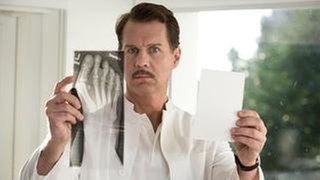 Fußvergleich: Dr. Winfried Steul (Thomas Heinze) begutachtet in seiner Praxis ein altes Röntgenbild. Gibt es Parallelen zum Skelett, das im Wald gefunden wurde? (Foto: WDR/Martin Menke) Fußvergleich: Dr. Winfried Steul (Thomas Heinze) begutachtet in seiner Praxis ein altes Röntgenbild. Gibt es Parallelen zum Skelett, das im Wald gefunden wurde?