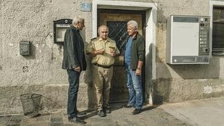 Franz Leitmayr (Udo Wachtveitl, links), Ivo Batic (Miroslav Nemec, rechts) und Mooser (Sigi Zimmerschied, Mitte) (Foto: BR/Claussen+Putz Filmproduktion GmbH/Hendrik Heiden) Franz Leitmayr (Udo Wachtveitl, links), Ivo Batic (Miroslav Nemec, rechts) und Mooser (Sigi Zimmerschied, Mitte)