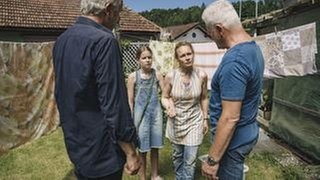 Lene (Anja Schneider, Mitte rechts), Franz Leitmayr (Udo Wachtveitl, links), Ivo Batic (Miroslav Nemec, rechts) und Maria (Vreni Bock) (Foto: BR/Claussen+Putz Filmproduktion GmbH/Hendrik Heiden) Lene (Anja Schneider, Mitte rechts), Franz Leitmayr (Udo Wachtveitl, links), Ivo Batic (Miroslav Nemec, rechts) und Maria (Vreni Bock)