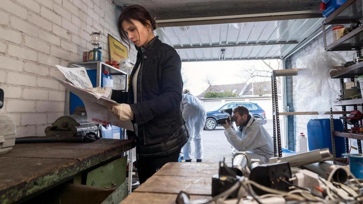 Die Dortmunder Kommissarin Nora Dalay begutachtet die Ergebnisse der Spurensicherung im Tatort. (Foto: WDR)