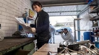 Die Dortmunder Kommissarin Nora Dalay begutachtet die Ergebnisse der Spurensicherung im Tatort.