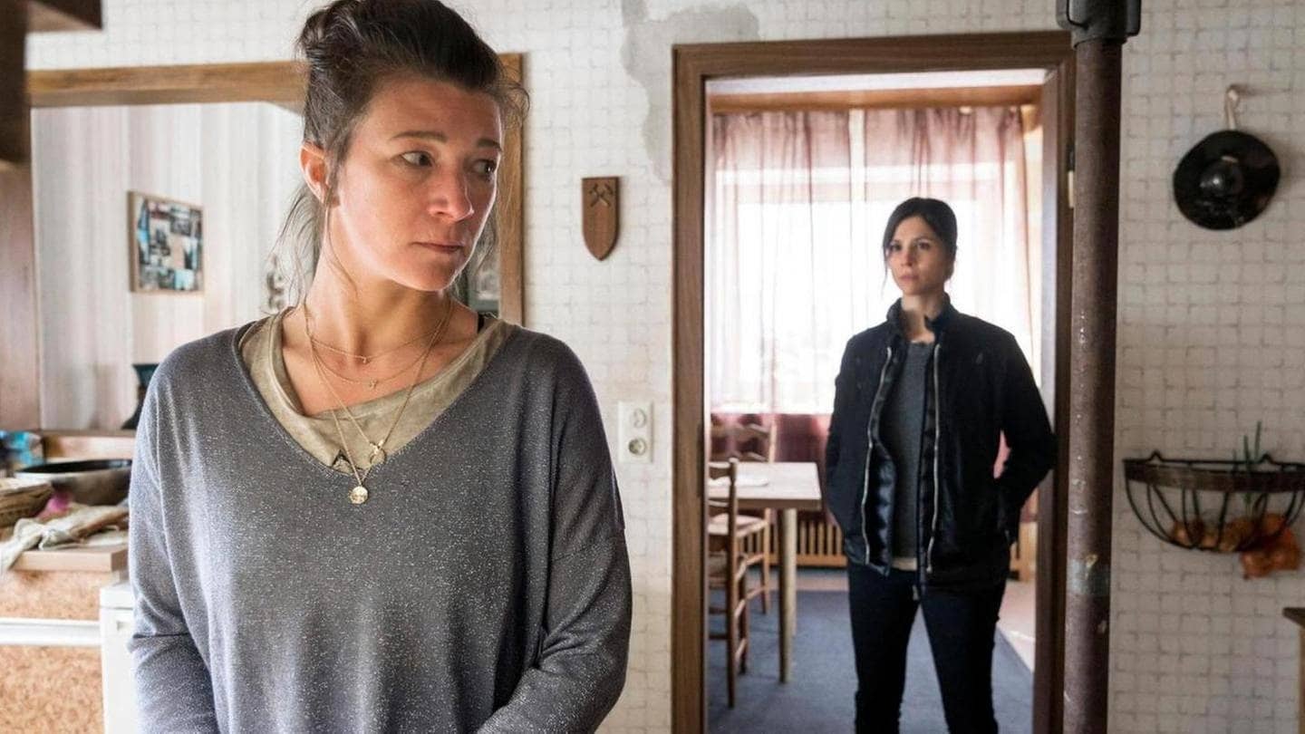 Die Dortmunder Kommissarin Nora Dalay befragt eine Frau  im Tatort. (Foto: WDR)