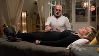 Die Dortmunder Kommissarin Bönisch versucht im Tatort ihre Rückenschmerzen zu lindern