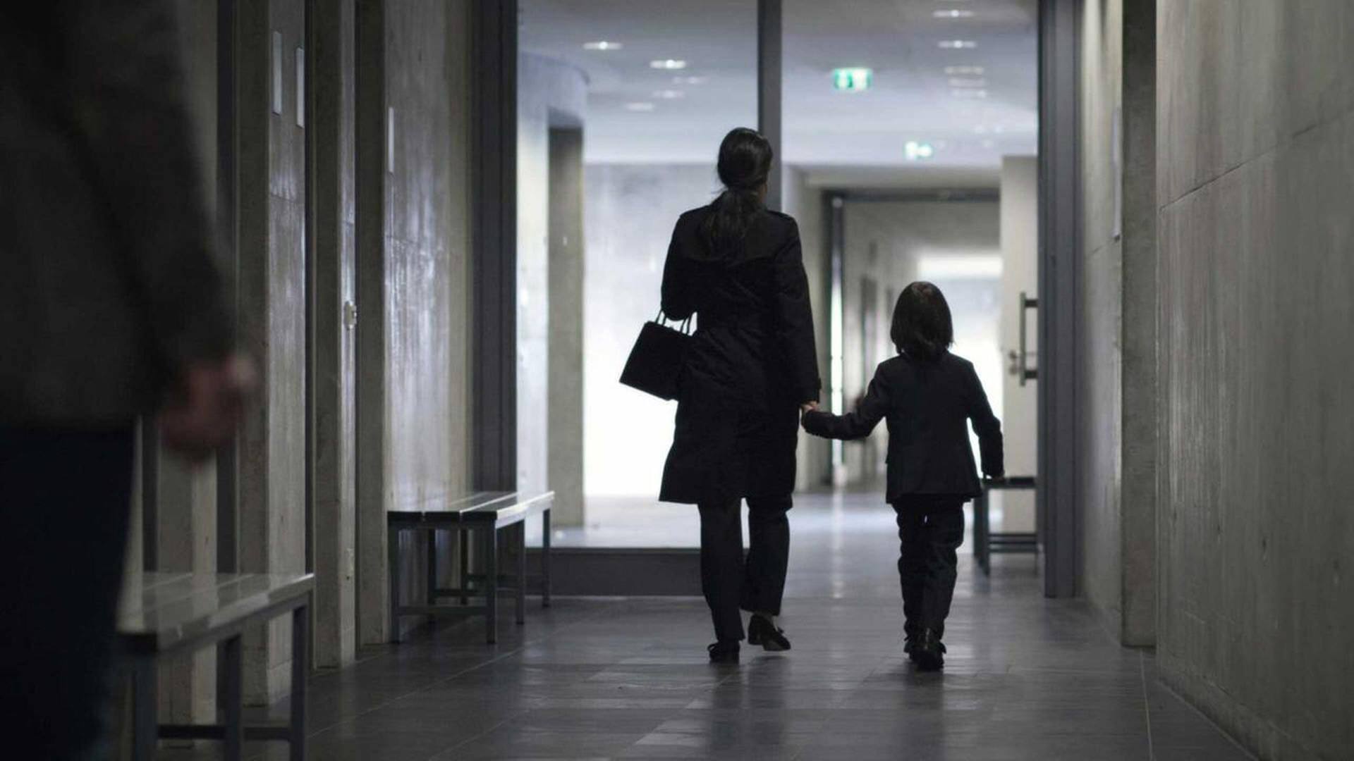 Ayumi Schröder geht mit ihrem Sohn einen Gang entlang. Sie kann den Verlust nur schwer ertragen. (Foto: BR/X Filme/Hagen Keller)