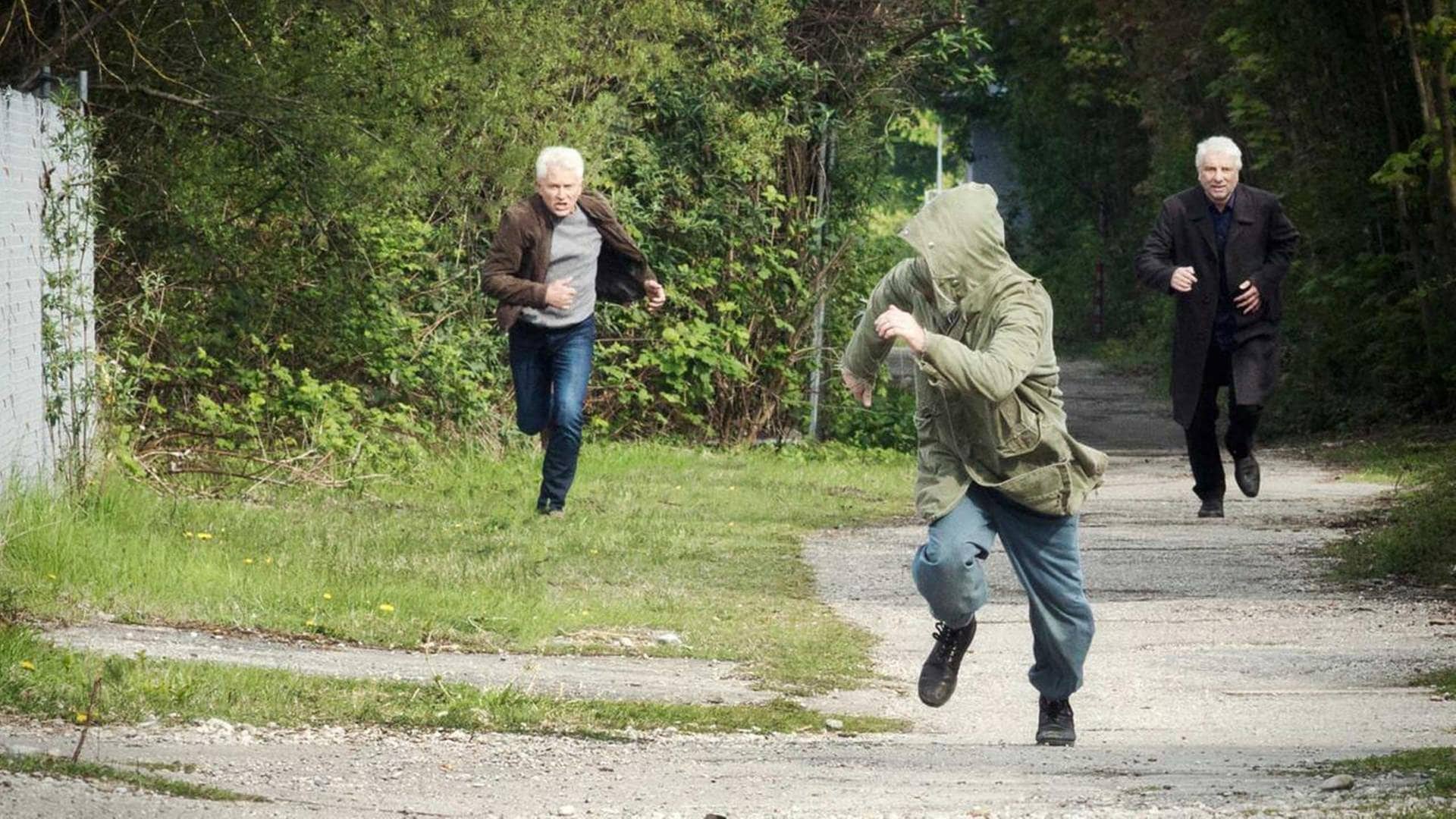 Ivo Batic und Franz Leitmayr verfolgen rennend einen Verdächtigen. (Foto: BR/X Filme/Hagen Keller)