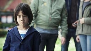 Ihr Sohn Taro steht erschrocken am Tatort.