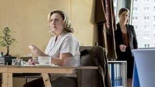 Die ALVA Mitarbeiterin Wernicke (Ramona Kunze-Libnow) und ihre Kollegin Claudia Bischoff (Isabell Polak)(v.l.) (Foto: MDR/Wiedemann & Berg/Gordon Muehle) Die ALVA Mitarbeiterin Wernicke (Ramona Kunze-Libnow) und ihre Kollegin Claudia Bischoff (Isabell Polak)(v.l.)