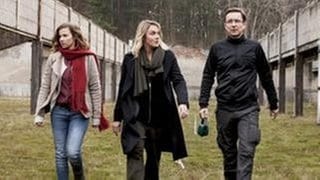 Die Kommissarinen Karin Gorniak (Karin Hanczewski), Henni Sieland (Alwara Höfels) und Tatverdächtiger Rainer Ellgast (Arnd Klawitter) (v.l.) (Foto: MDR/Wiedemann & Berg/Gordon Muehle) Die Kommissarinen Karin Gorniak (Karin Hanczewski), Henni Sieland (Alwara Höfels) und Tatverdächtiger Rainer Ellgast (Arnd Klawitter) (v.l.)