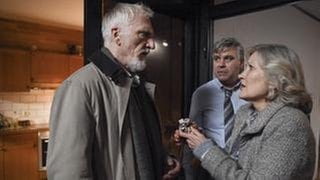 Julias Eltern (Ernst Stötzner, Hedi Kriegeskostte) und Frank Holdt (Hintergrund) (Foto: NDR/Marion von der Mehden) Julias Eltern (Ernst Stötzner, Hedi Kriegeskostte) und Frank Holdt (Hintergrund)