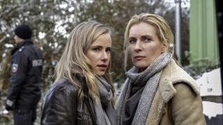 Frauke Schäfer (Susanne Bormann, links) und Charlotte Lindholm (Maria Furtwängler, rechts) (Foto: NDR/Marion von der Mehden) Frauke Schäfer (Susanne Bormann, links) und Charlotte Lindholm (Maria Furtwängler, rechts)