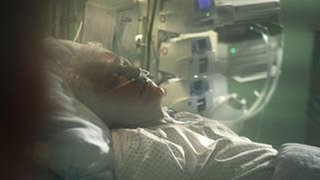 Kriminalhauptkommissar Ivo Batic liegt mit einer schweren Schusswunde im Koma auf der Intensivstation. (Foto: Bayerischer Rundfunk / XFilme/Hagen Keller) Kriminalhauptkommissar Ivo Batic liegt mit einer schweren Schusswunde im Koma auf der Intensivstation.