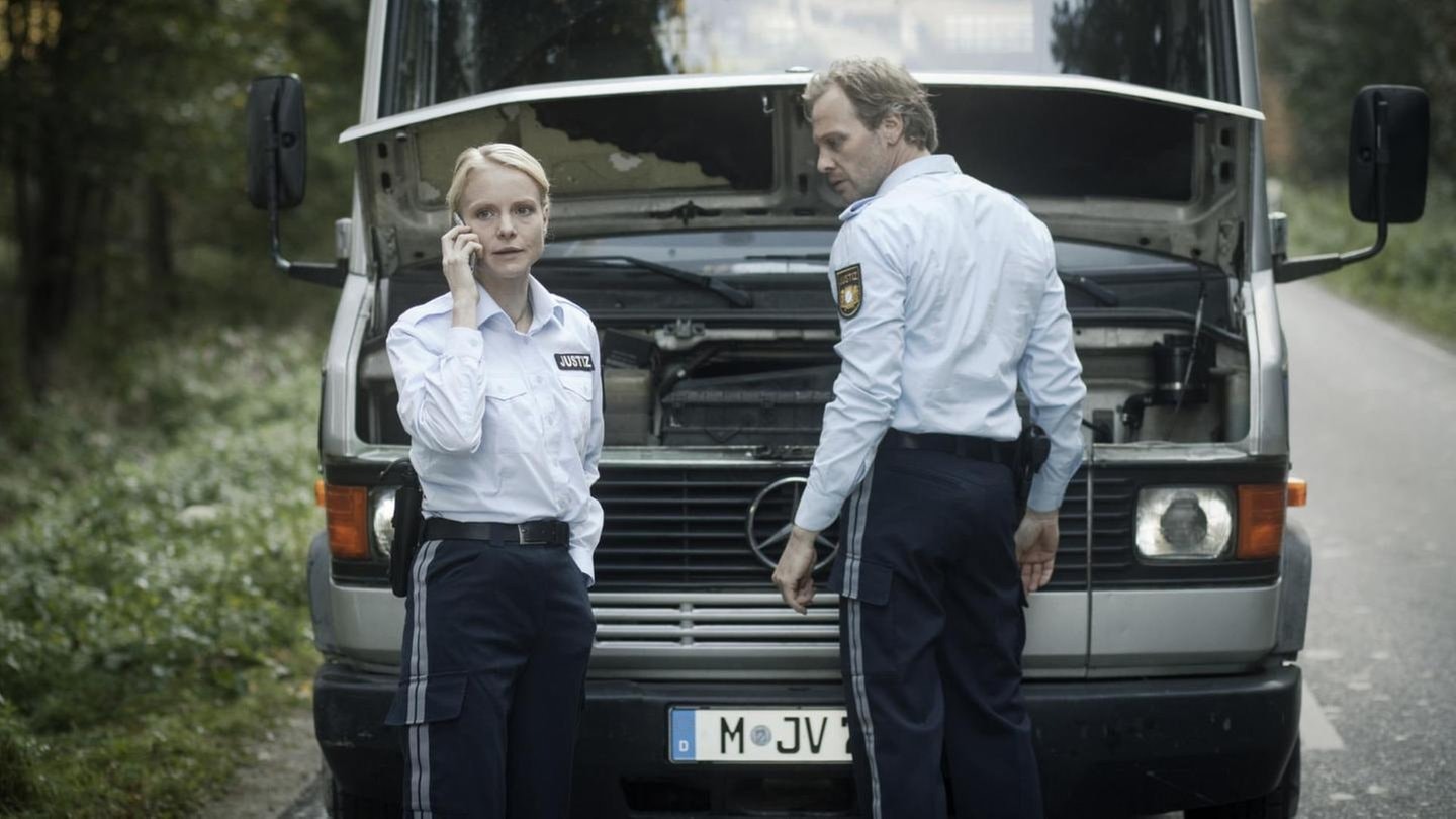 Nach einer Panne rufen die Justizbeamten Sabine Merzer und Robert Steinmann Verstärkung. (Foto: Bayerischer Rundfunk / XFilme/Hagen Keller)