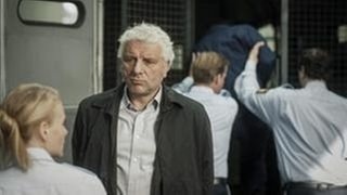 Justizbeamtin Sabine Merzer bespricht mit Kriminalhauptkommissar Franz Leitmayr den Ablauf des Gefangenentransportes. (Foto: Bayerischer Rundfunk / XFilme/Hagen Keller) Justizbeamtin Sabine Merzer bespricht mit Kriminalhauptkommissar Franz Leitmayr den Ablauf des Gefangenentransportes.