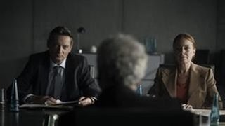 Oberstaatsanwalt Rudolf Kysela, Kriminalhauptkommissar Franz Leitmayr und Kriminaloberrätin Horn. Die Untersuchungskommission setzt Leitmayr unter Druck, gegen Batic auszusagen. (Foto: Bayerischer Rundfunk / XFilme/Hagen Keller) Oberstaatsanwalt Rudolf Kysela, Kriminalhauptkommissar Franz Leitmayr und Kriminaloberrätin Horn. Die Untersuchungskommission setzt Leitmayr unter Druck, gegen Batic auszusagen.