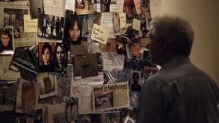 Kriminalhauptkommissar Franz Leitmayr hat nur so getan, als ob er den Fall "Ben Schörder" abgeschlossen hat. Zu Hause ermittelt er weiter. (Foto: Bayerischer Rundfunk / XFilme/Hagen Keller) Kriminalhauptkommissar Franz Leitmayr hat nur so getan, als ob er den Fall "Ben Schörder" abgeschlossen hat. Zu Hause ermittelt er weiter.