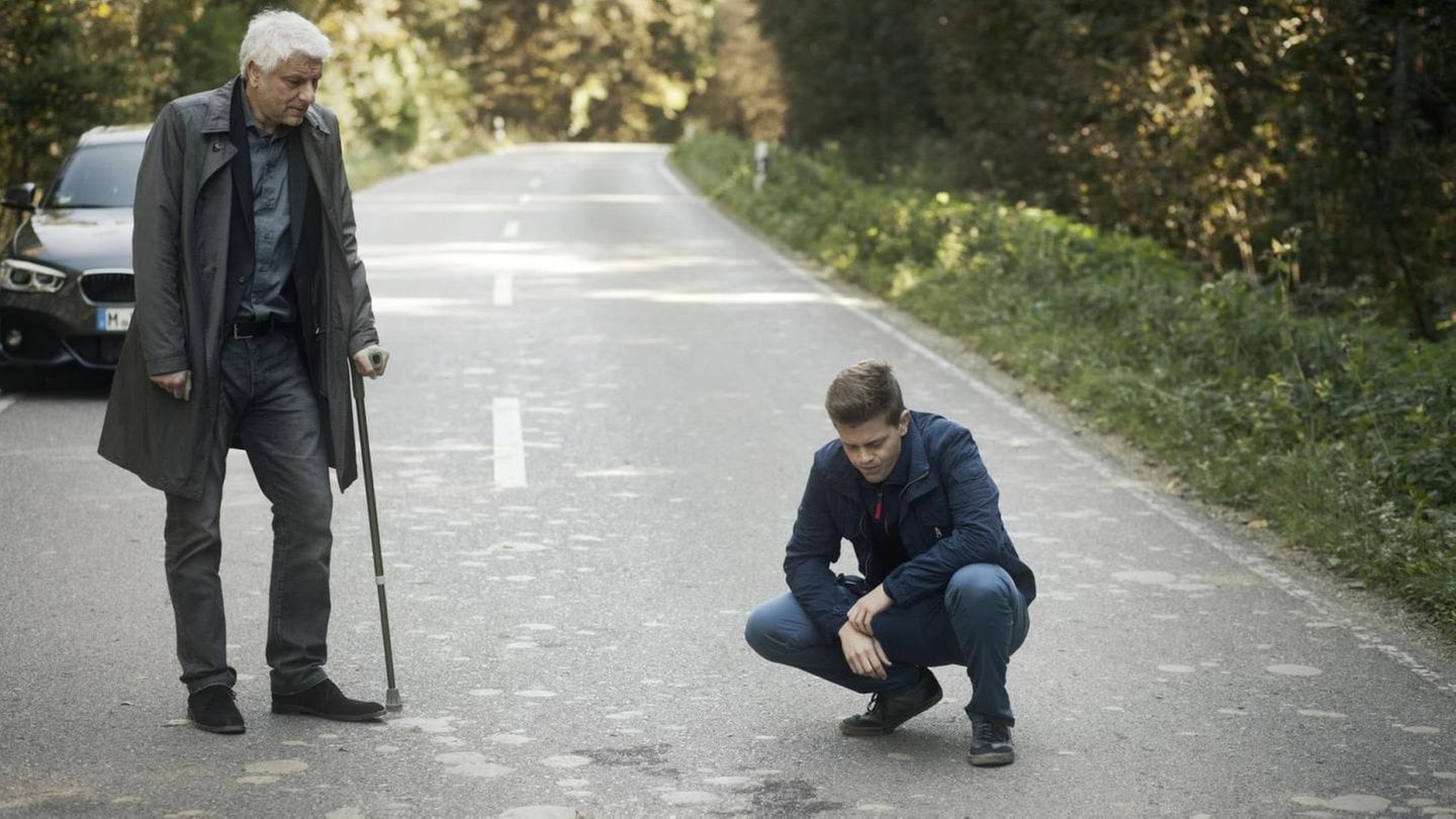 Kriminalhauptkommissar Franz Leitmayr und Kommissar Kalli Hammermann versuchen auf der Landstraße, wo es zur Panne des Gefangengentransports kam, zu verstehen, wer wann geschossen hat. (Foto: Bayerischer Rundfunk / XFilme/Hagen Keller)