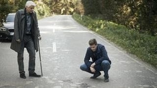 Kriminalhauptkommissar Franz Leitmayr und Kommissar Kalli Hammermann versuchen auf der Landstraße, wo es zur Panne des Gefangengentransports kam, zu verstehen, wer wann geschossen hat. (Foto: Bayerischer Rundfunk / XFilme/Hagen Keller) Kriminalhauptkommissar Franz Leitmayr und Kommissar Kalli Hammermann versuchen auf der Landstraße, wo es zur Panne des Gefangengentransports kam, zu verstehen, wer wann geschossen hat.