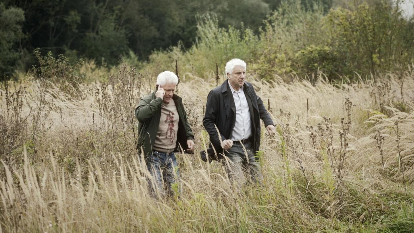 Die Kriminalhauptkommissare Ivo Batic und Franz Leitmayr haben eine Vermutung, wohin der Täter geflohen sein könnte und verfolgen ihn. (Foto: Bayerischer Rundfunk / XFilme/Hagen Keller)