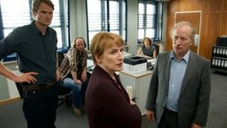 Die Kommissare Felix Voss (Fabian Hinrichs), Sebastian Fleischer (Andreas Leopold Schadt), Wanda Goldwasser (Eli Wasserscheid), Paula Ringelhahn (Dagmar Manzel) und Dr. Kaiser (Stefan Merki) beraten s (Foto: BR/Rat Pack Filmproduktion GmbH/Bernd Schuller) Die Kommissare Felix Voss (Fabian Hinrichs), Sebastian Fleischer (Andreas Leopold Schadt), Wanda Goldwasser (Eli Wasserscheid), Paula Ringelhahn (Dagmar Manzel) und Dr. Kaiser (Stefan Merki) beraten s