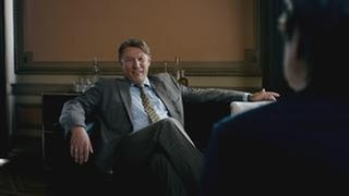 Sascha Benedikt (Hans Brückner) wird von Kriminalhauptkommissarin Paula Ringelhahn über die Flüchtlingsunterkunft befragt. (Foto: BR/Rat Pack Filmproduktion GmbH/Bernd Schuller) Sascha Benedikt (Hans Brückner) wird von Kriminalhauptkommissarin Paula Ringelhahn über die Flüchtlingsunterkunft befragt.