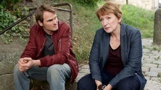 Kommissar Felix Voss (Fabian Hinrichs) und Kommissarin Paula Ringelhahn (Dagmar Manzel) treffen sich heimlich, um die neuesten Ermittlungsergebnisse zu besprechen. (Foto: BR/Rat Pack Filmproduktion GmbH/Bernd Schuller) Kommissar Felix Voss (Fabian Hinrichs) und Kommissarin Paula Ringelhahn (Dagmar Manzel) treffen sich heimlich, um die neuesten Ermittlungsergebnisse zu besprechen.