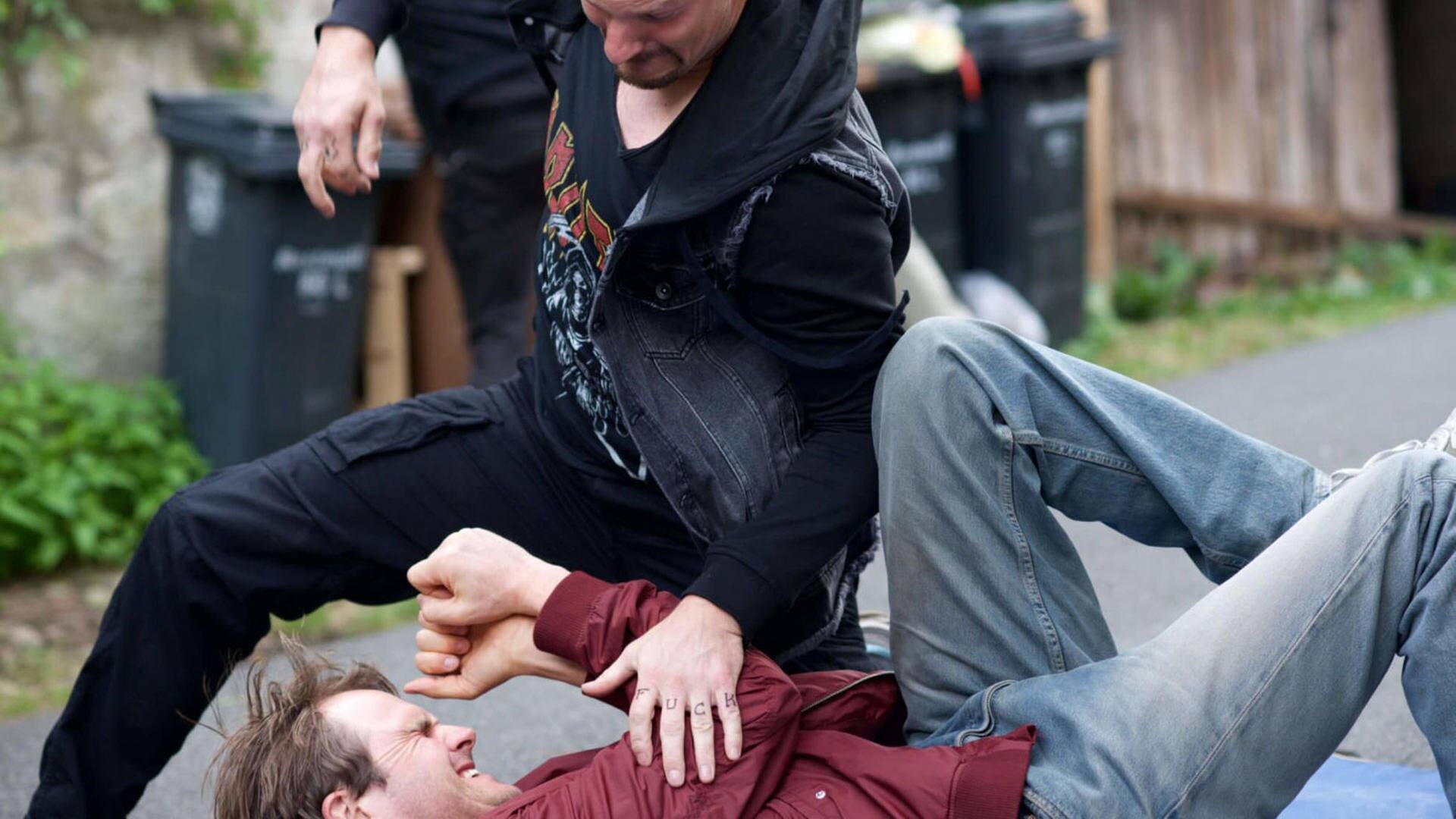 Hauptkommissar Felix Voss (Fabian Hinrichs) wird von einem Neonazi (Stuntman Alexander Mack) verprügelt. (Foto: BR/Rat Pack Filmproduktion GmbH/Bernd Schuller)