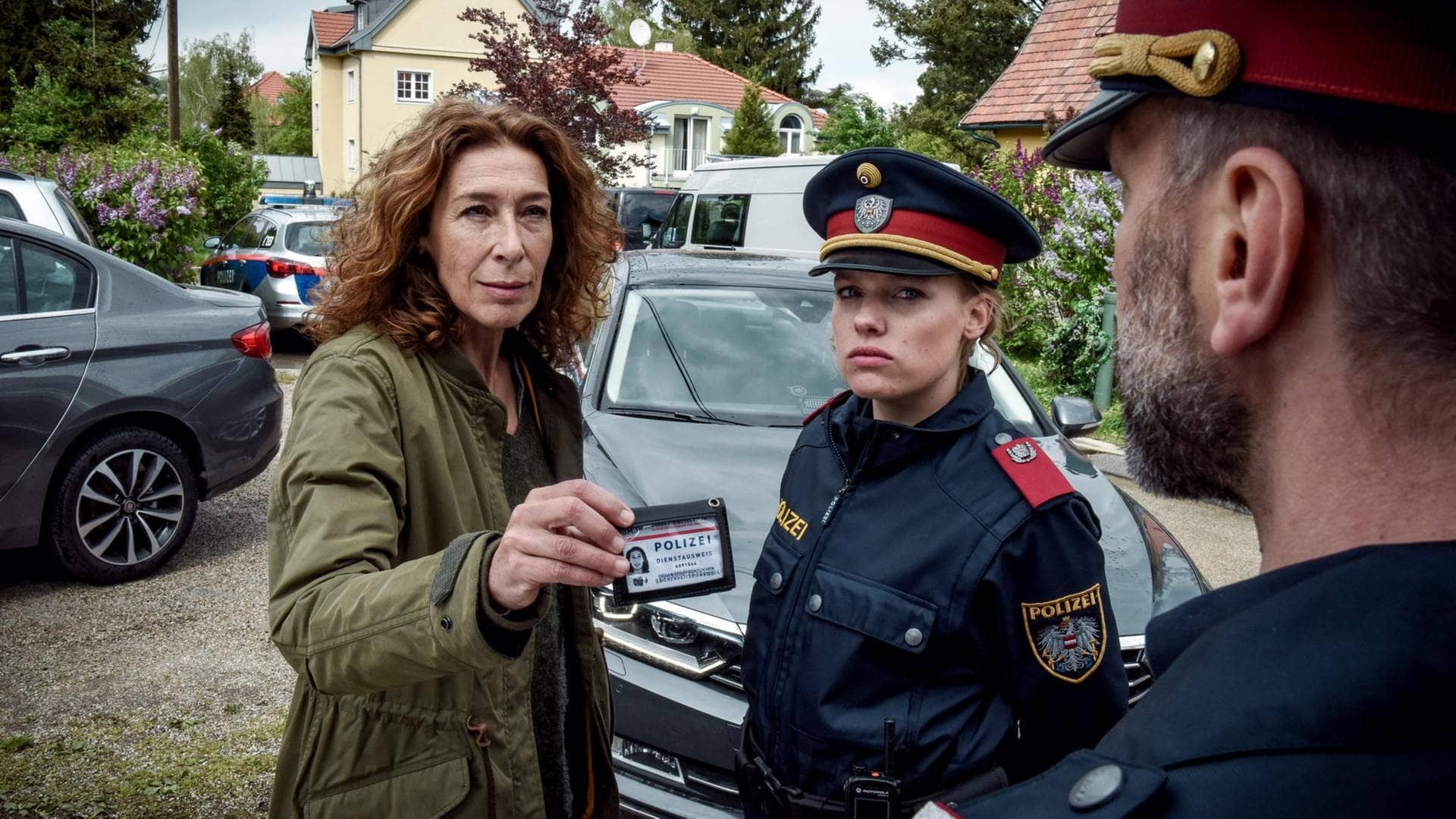 Bibi Fellner (Adele Neuhauser) sucht den Ausbilder der Polizeischule Thomas Nowak (Simon Hatzl) und die Polizeianwärterin Katja Humbold (Julia Richter) auf. (Foto: ORF / Hubert Mican)