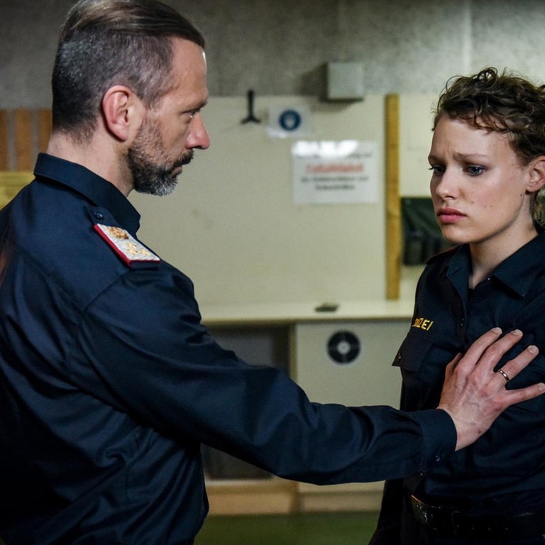 Der Ausbilder Thomas (Simon Hatzl) und die Polizeianwärterin Katja (Julia Richter). (Foto: ORF / Hubert Mican)