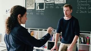 Liz Ritschard (Delia Mayer) verhaftet den Kunstlehrer Matthias Fischer (Jürg Plüss). (Foto: ARD Degeto/SRF/Daniel Winkler) Liz Ritschard (Delia Mayer) verhaftet den Kunstlehrer Matthias Fischer (Jürg Plüss).