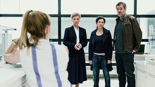Rektorin Elisabeth Ammann (Esther Gemsch), Liz Ritschard (Delia Mayer) und Reto Flückiger (Stefan Gubser) befragen Avas beste Freundin. (Foto: ARD Degeto/SRF/Daniel Winkler) Rektorin Elisabeth Ammann (Esther Gemsch), Liz Ritschard (Delia Mayer) und Reto Flückiger (Stefan Gubser) befragen Avas beste Freundin.