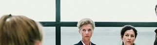 Rektorin Elisabeth Ammann (Esther Gemsch), Liz Ritschard (Delia Mayer) und Reto Flückiger (Stefan Gubser) befragen Avas beste Freundin.