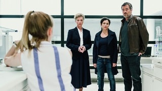 Rektorin Elisabeth Ammann (Esther Gemsch), Liz Ritschard (Delia Mayer) und Reto Flückiger (Stefan Gubser) befragen Avas beste Freundin.