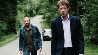 Laurent Fleury (Luc Feit, vorne rechts) zwingt den Lastwagenfahrer Fritz Loosli (Urs Jucker) den Unfallort zu besuchen. (Foto: ARD Degeto/SRF/Daniel Winkler) Laurent Fleury (Luc Feit, vorne rechts) zwingt den Lastwagenfahrer Fritz Loosli (Urs Jucker) den Unfallort zu besuchen.