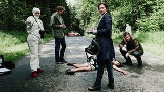 Das Team Leib-und Leben untersucht den Tatort (voh links nach rechts): Spusi Corinna Haas (Fabienne Hadorn), Praktikant Silvan Bühler (Mario Fuchs), Kommissarin Liz Ritschard (Delia Mayer) und Kommiss (Foto: ARD Degeto/SRF/Daniel Winkler) Das Team Leib-und Leben untersucht den Tatort (voh links nach rechts): Spusi Corinna Haas (Fabienne Hadorn), Praktikant Silvan Bühler (Mario Fuchs), Kommissarin Liz Ritschard (Delia Mayer) und Kommiss