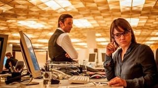 Ines Kallwey wiederum steht mit Yalcin in Kontakt, was Revenbrook skeptisch beobachtet. Können die Kollegen Tschillers Familie vom Schreibtisch aus retten?