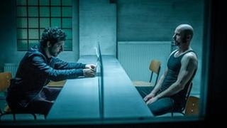 Derweil versucht Yalcin, über Max Brenner an Informationen zu kommen, die Nick helfen könnten.