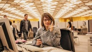 Ines Kallwey unterstützt die Ermittlungen und fordert wichtige Akten an.