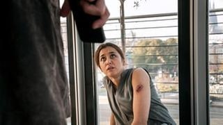 Es dauert nicht lange, da wird sie in ihrer eigenen Wohnung angegriffen. (Foto: WDR / Thomas Kost) Es dauert nicht lange, da wird sie in ihrer eigenen Wohnung angegriffen.