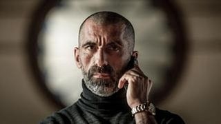 Firat Astan ist der Chef eines Hamburger Clans. Vom Gefängnis aus leitet er seine Geschäfte weiter und hat ein Kopfgeld auf Tschiller ausgesetzt.
