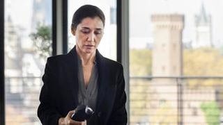 Sarah Holler lebt neuerdings in luxuriösem Ambiente – und hat sich einen Elektroschocker besorgt. Ist ihre Angst berechtigt? (Foto: WDR / Thomas Kost) Sarah Holler lebt neuerdings in luxuriösem Ambiente – und hat sich einen Elektroschocker besorgt. Ist ihre Angst berechtigt?
